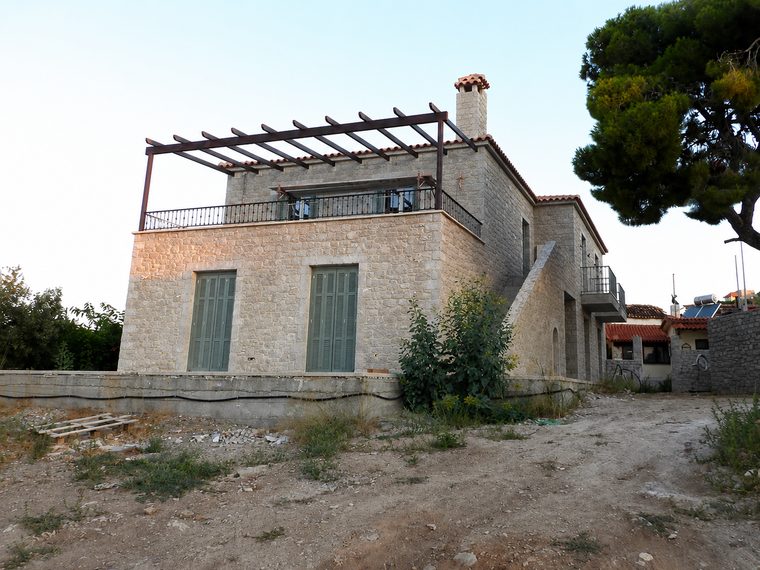 Πέτρινη κατοικία με πέργκολα