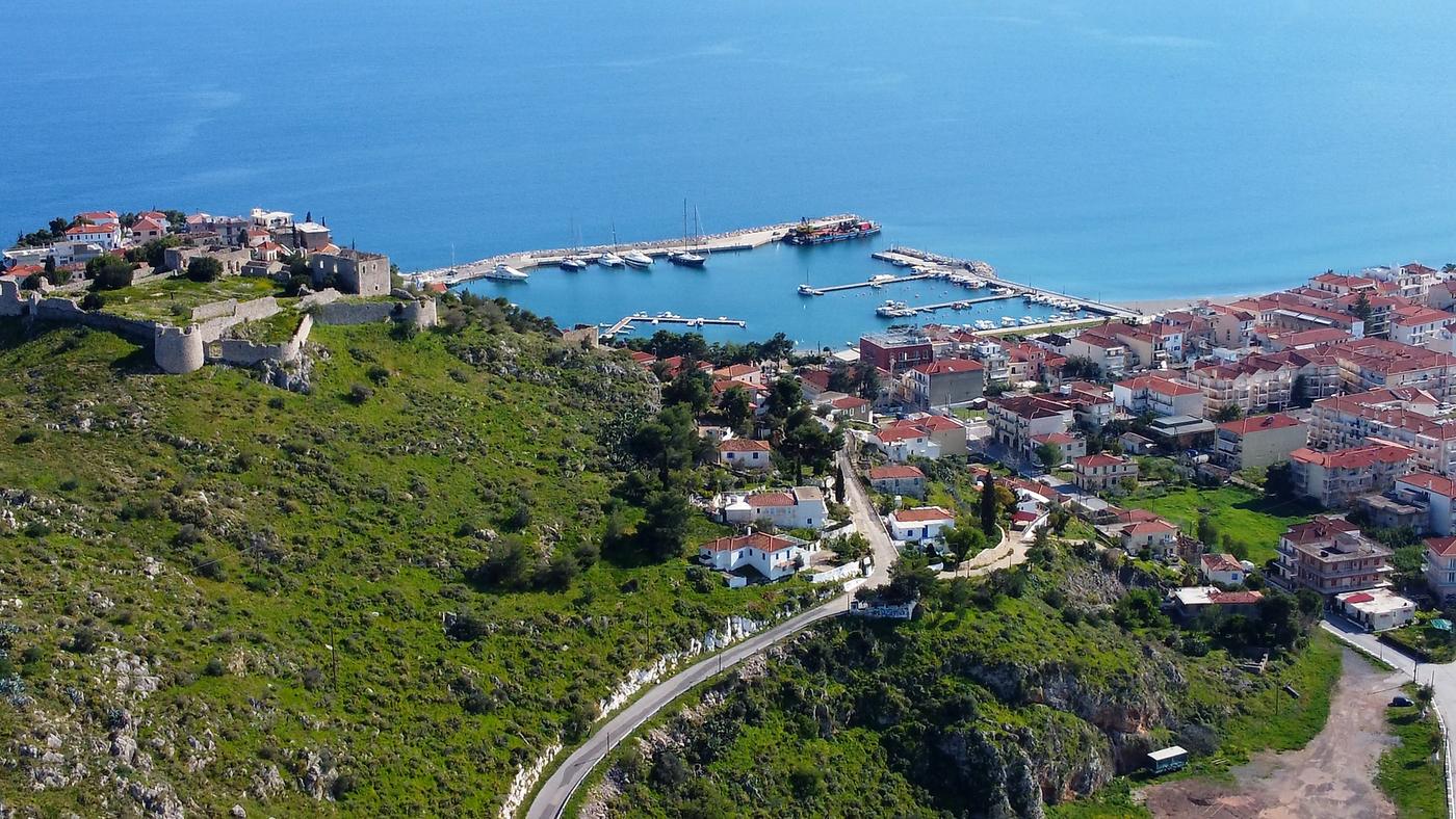 Το κάστρο στο «νησί» και το λιμάνι του Παραλίου Άστρους