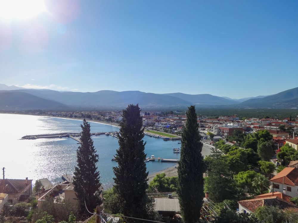 Θέα στην παραλία ανάμεσα από κυπαρίσσια, Παράλιο Άστρος